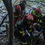 un barbat si o femeie raniti dupa ce au cazut aproape 40 de metri intr o prapastie din defileul jiului au fost salvati de pompieri 687d45afc5b03