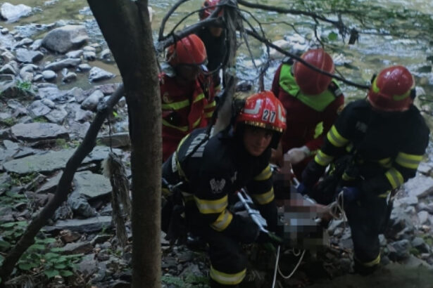 un barbat si o femeie raniti dupa ce au cazut aproape 40 de metri intr o prapastie din defileul jiului au fost salvati de pompieri 687d45afc5b03