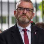 un controversat europarlamentar polonez de extrema dreapta sustine ca camerele de gazare de la auschwitz sunt false 6871df0b52bf4