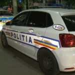 un sofer a aruncat din masina o arma si cartuse ascunse in trusa medicala in timp ce era urmarit de politisti barbatul a fost retinut 686b996ccab98