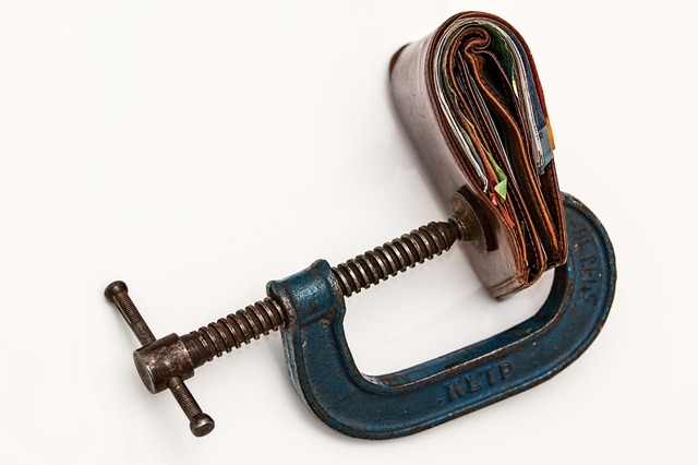 unicredit taie prognoza de crestere economica si vede deficitul la peste 8 din pib in acest an masurile fiscale accelereaza inflatia dar romania evita retrogradarea la junk 686cc135975f2