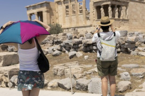 val de canicula in grecia temperaturile pot atinge 43 de grade celsius autoritatile au suspendat munca in aer liber 687f7b2296576