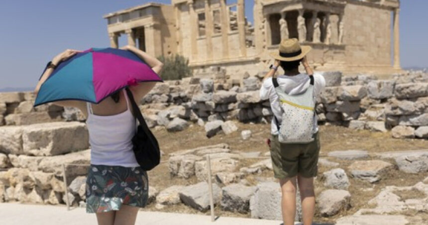 val de canicula in grecia temperaturile pot atinge 43 de grade celsius autoritatile au suspendat munca in aer liber 687f7b2296576