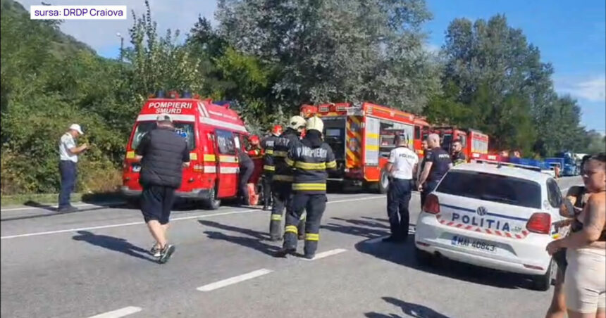 video accident grav intre un microbuz si un tir in caras severin a fost activat planul rosu de interventie 68873a20a3f63