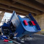 video accident pe dn22 bena unui camion s a ridicat in mers si a lovit un pod soferul a ramas incarcerat 6864511f8fc68