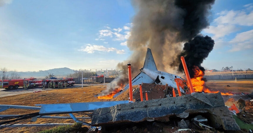 video accidentul de avion jeju air pilotii au oprit singurul motor functional al boeingului care s a izbit de zidul de la capatul pistei 687e82700f645
