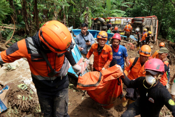 video alunecarile de teren fac ravagii in indonezia trei morti si opt raniti in provincia java de vest 686aa2ee37dd3