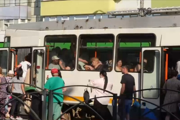 video angajatii stb nemultumiti de masurile de austeritate si lipsurile din transportul public sindicalistii iau in considerare greva 686c990950382