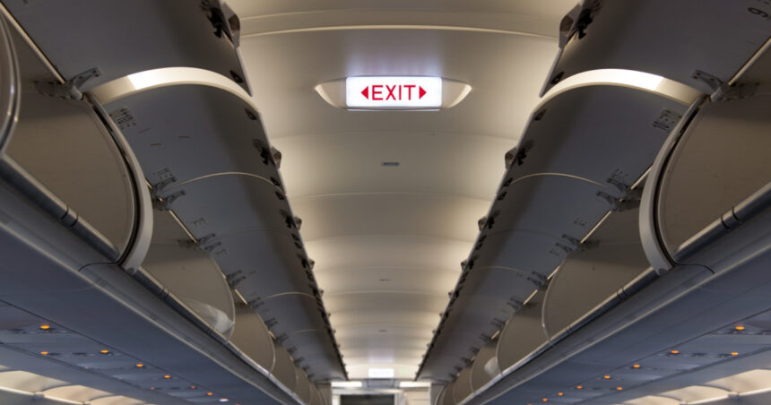 video barbat arestat in scotia dupa ce a amenintat cu bomba intr un avion si a strigat moarte lui trump momentul a fost filmat de pasageri 68873d6196e8d