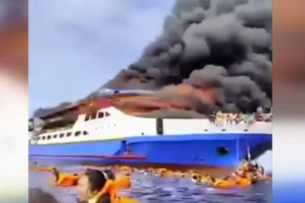 video clipe de groaza in indonezia un feribot cu 280 de oameni la bord a luat foc cel putin trei persoane au murit 687d1b747a7f6