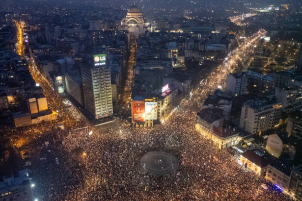 video culisele unor manifestatii cu zeci de mii de oameni blocajele rutiere inlocuiesc mitingurile in serbia protestatarii cer noi alegeri 6868a4854336d