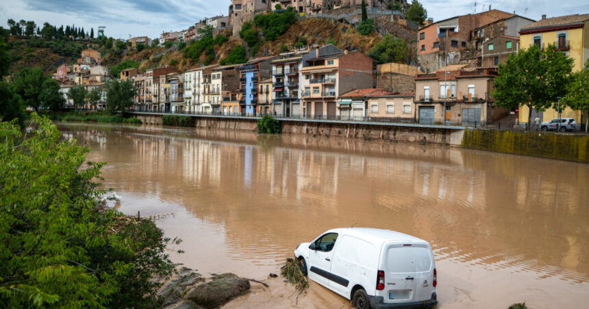 video doua persoane sunt date disparute in urma ploilor torentiale din catalonia circulatia feroviara a fost perturbata 68737ecef1cdf