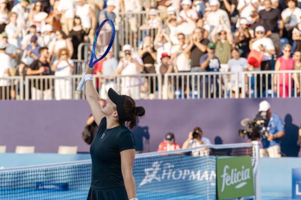 video imagini incredibile cu bianca andreescu si stefanos tsitsipas ce i a facut canadianca jucatorului grec 687f42b365fa8