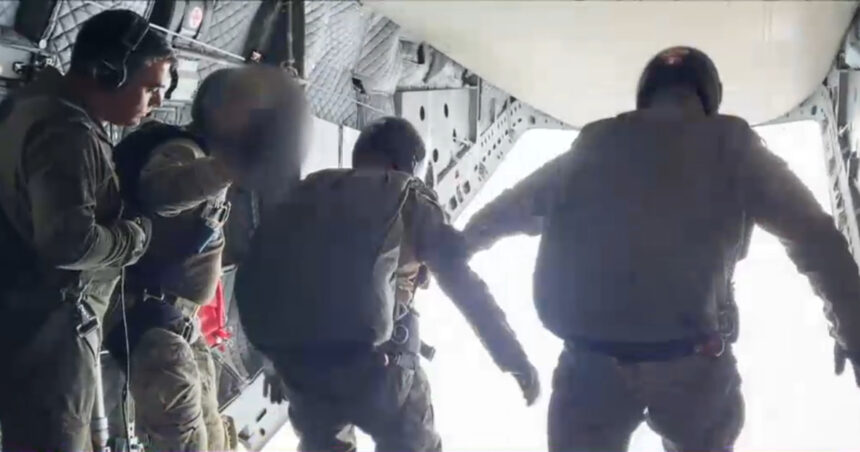 video imagini rare cu saltul militarilor fortelor speciale de la 4 000 de metri in timpul unui exercitiu al armatei romane 687fbaca89c1f