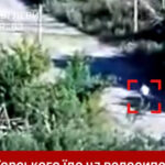 video momentul in care militarii rusi ascunsi in tufisuri impusca un civil pe bicicleta care trecea pe drum 687fd3ccd0ad5