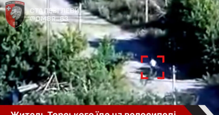 video momentul in care militarii rusi ascunsi in tufisuri impusca un civil pe bicicleta care trecea pe drum 687fd3ccd0ad5