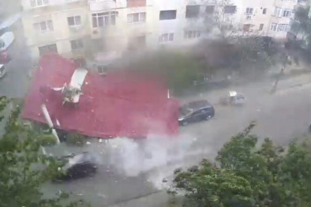video momentul in care un om se salveaza la limita din calea unui acoperis smuls de vant in timpul unei furtuni violente din judetul dolj 6886759ce0c61