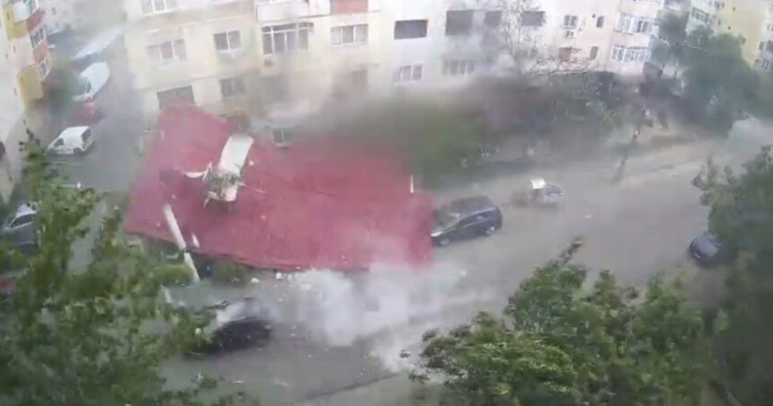 video momentul in care un om se salveaza la limita din calea unui acoperis smuls de vant in timpul unei furtuni violente din judetul dolj 6886759ce0c61
