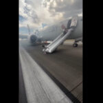 video nou incident aviatic pasagerii unui avion au fost evacuati pe tobogan dupa ce aeronava a luat foc 688608d1aa3aa
