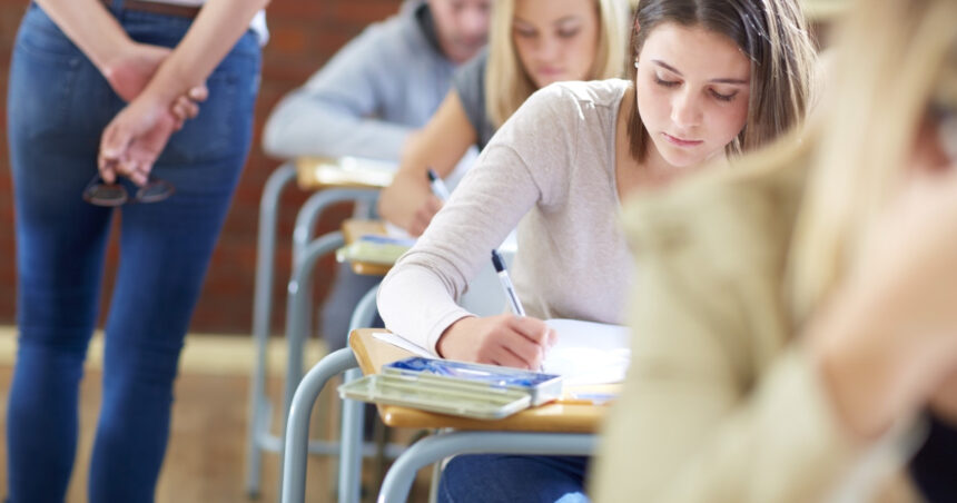 Profesoară acuzată că folosește dispozitive de bruiaj la examene, pentru a împiedica copiatul. Cum s-a descoperit totul 1 video profesoara acuzata ca foloseste dispozitive de bruiaj la examene pentru ca studentii sa nu copieze cum s a descoperit totul 68787da71390d