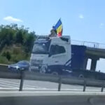 video protest pe a1 un sofer de tir a blocat autostrada si a fluturat steagul romaniei de pe cabina 687cf42d02059