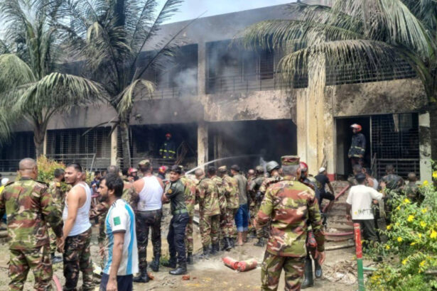 video un avion militar de antrenament s a prabusit intr un campus scolar din bangladesh cel putin o persoana si a pierdut viata 687e18e152e55