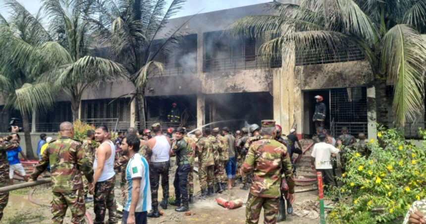 video un avion militar de antrenament s a prabusit intr un campus scolar din bangladesh cel putin o persoana si a pierdut viata 687e18e152e55