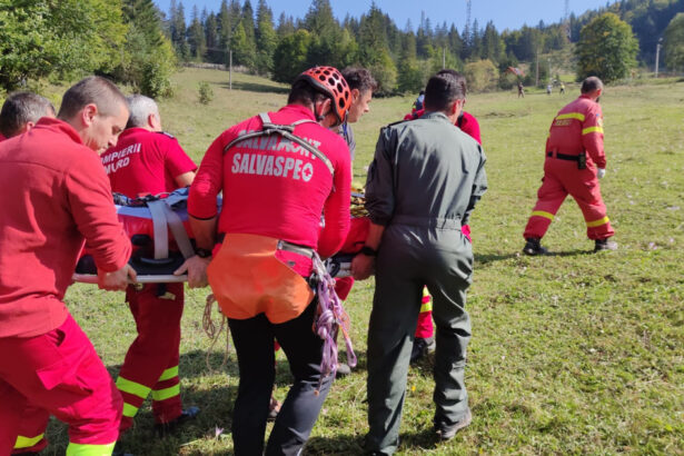 video un barbat a cazut peste 20 de metri intr o prapastie in judetul hunedoara victima transportata cu elicopterul la spital 688b35a9268c2