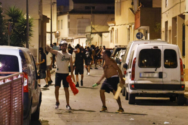video violente anti imigranti intr un oras din spania zeci de tineri ultrasi au iesit in strada localitatea e in stare de alerta 6873d2e37686e