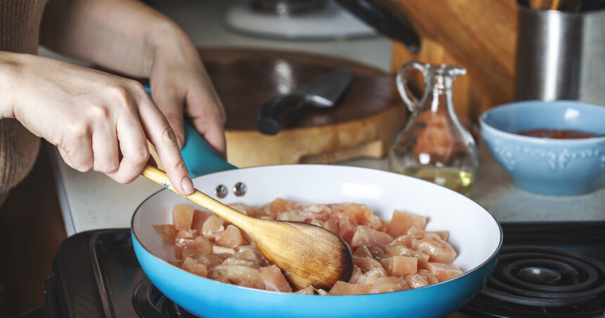 „Voi cumpăra mai puțină”. Cea mai ieftină carne din magazine continuă să se scumpească. Creșterea prețului la carnea de pui în ultimul an 1 video voi cumpara mai putina cea mai ieftina carne din magazine se tot scumpeste cu cat a crescut pretul la carnea de pui in ultimul an 6871ed2212042