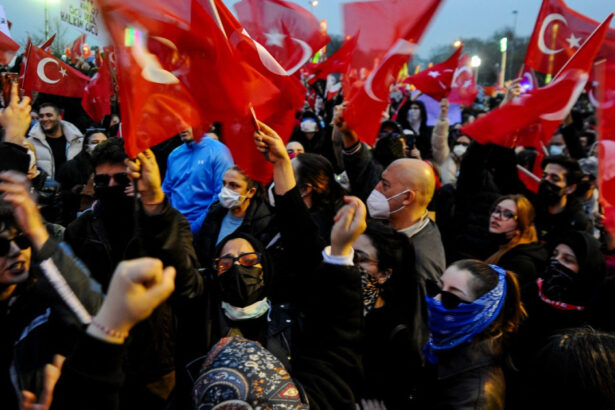 video zeci de mii de oameni au protestat la istanbul fata de incarcerarea fostului primar ekrem imamoglu 6864f9d8214c2