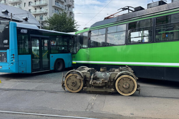 videofoto accident intre un tramvai si un autobuz al stb in sectorul 5 din capitala momentul in care cele doua vehicule se ciocnesc 11 raniti 688b32bf98fae