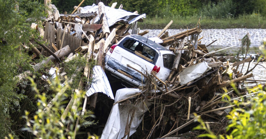 videofoto inundatii devastatoare in romania zone din 16 judete si din bucuresti afectate case inundate copaci doborati si drumuri blocate 6889ced269233