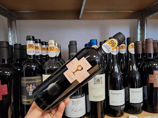 vinul zilei un primitivo intens si catifelat cu note de prune afumate cafea si ciocolata ideal alaturi de vanat sau branzeturi maturate cotat cu 96 puncte luca maroni 6870ab299087b