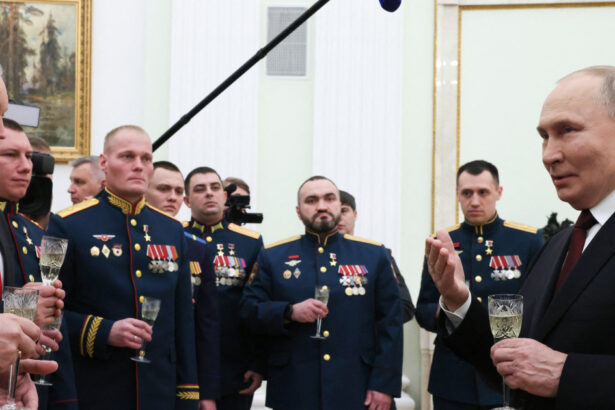vladimir putin acorda titlul de erou al rusiei unuimacelar care si a condus trupele intr un masacru controversatul general ahmedov 68714b60b4aba