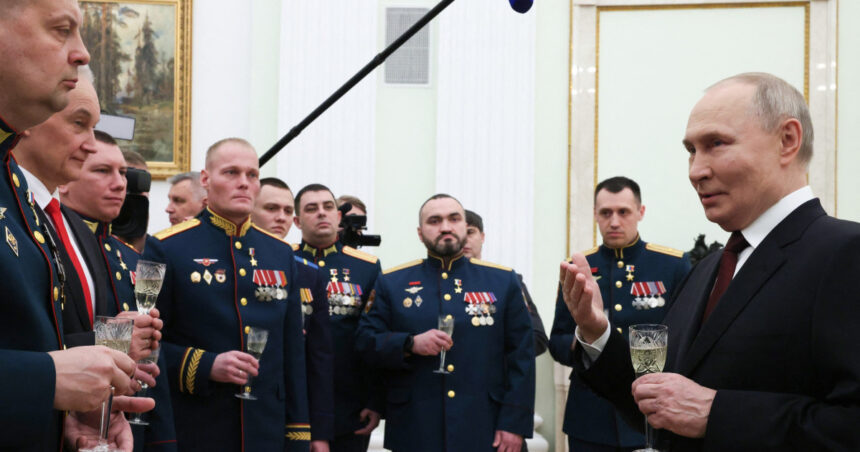 vladimir putin acorda titlul de erou al rusiei unuimacelar care si a condus trupele intr un masacru controversatul general ahmedov 68714b60b4aba