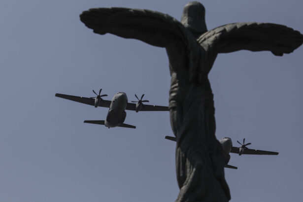 zboruri de antrenament deasupra bucurestiului duminica are loc o demonstratie aviatica prilejuita de ziua aviatiei romane 687a0873cb5c5