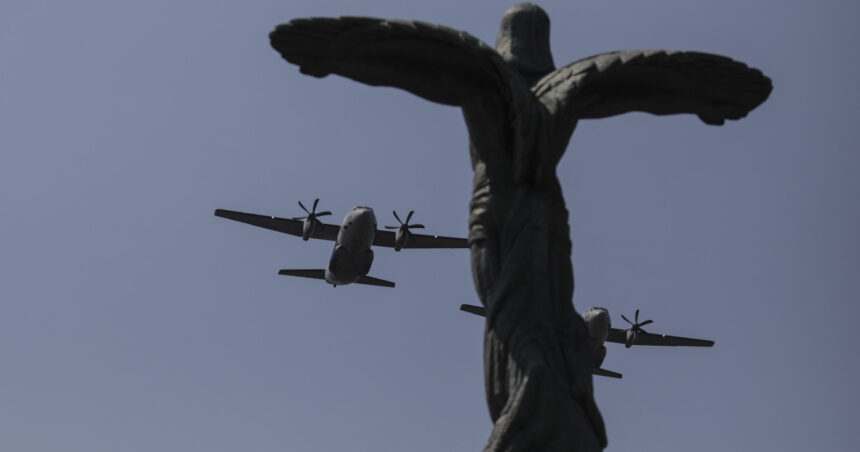 zboruri de antrenament deasupra bucurestiului duminica are loc o demonstratie aviatica prilejuita de ziua aviatiei romane 687a0873cb5c5