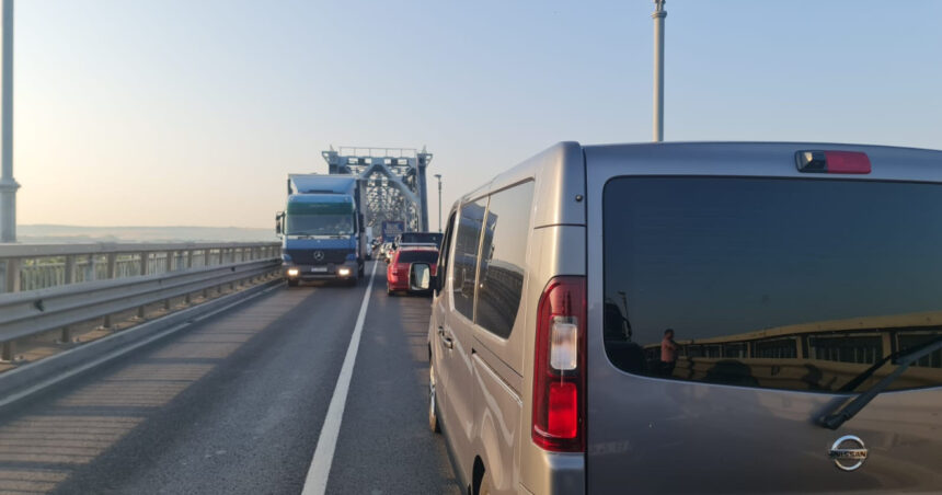 Aglomerație la granița cu Bulgaria din cauza lucrărilor la podul Giurgiu-Ruse. Rute alternative pentru traversarea frontierei 1 aglomeratie la granita cu bulgaria din cauza lucrarilor la podul giurgiu ruse rute alternative pentru iesirea din tara 68b2986bdba90