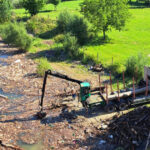 au inceput lucrarile de curatare a lacului izvorul muntelui de sutele de tone de deseuri aduse de viituri 68905f3faa5dc