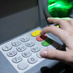 bancile din grecia renunta la comisioanele pentru retragerile de numerar de la atm uri pentru detinatorii eleni de carduri 68999a64d60a9