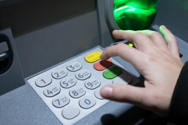 bancile din grecia renunta la comisioanele pentru retragerile de numerar de la atm uri pentru detinatorii eleni de carduri 68999a64d60a9
