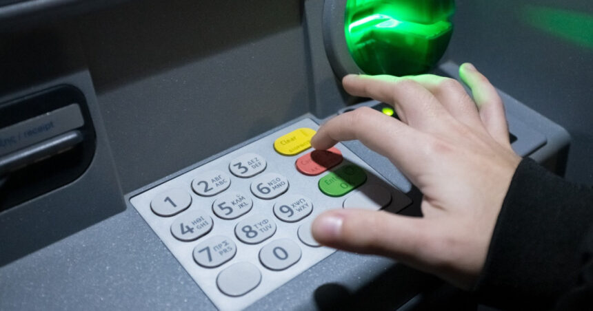 bancile din grecia renunta la comisioanele pentru retragerile de numerar de la atm uri pentru detinatorii eleni de carduri 68999a64d60a9