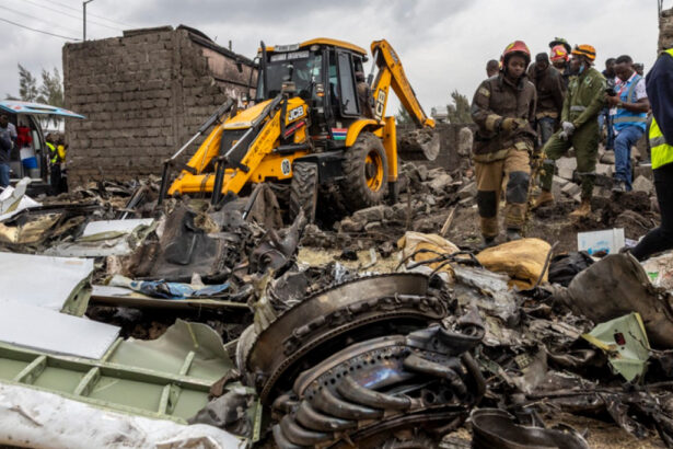 cel putin sase morti dupa ce un avion s a prabusit intr o zona de case de la periferia orasului nairobi kenya 6894e763740b2