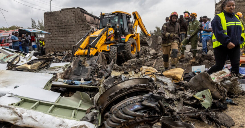 cel putin sase morti dupa ce un avion s a prabusit intr o zona de case de la periferia orasului nairobi kenya 6894e763740b2
