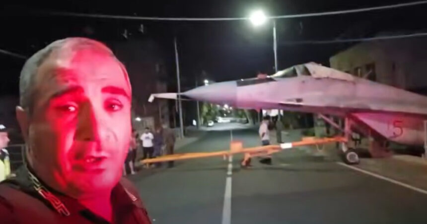 cu mig ul pe bulevard momentul in care soldatii lui putin scapa un avion de lupta in timp ce l tractau pe o strada din erevan 68ac83f77c272