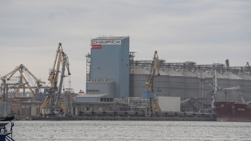cum a fost posibil ca un muncitor sa se electrocuteze mortal in port colegii l au indepartat de pe fierul pe care se inclestase detalii cutremuratoare 68a505d681deb