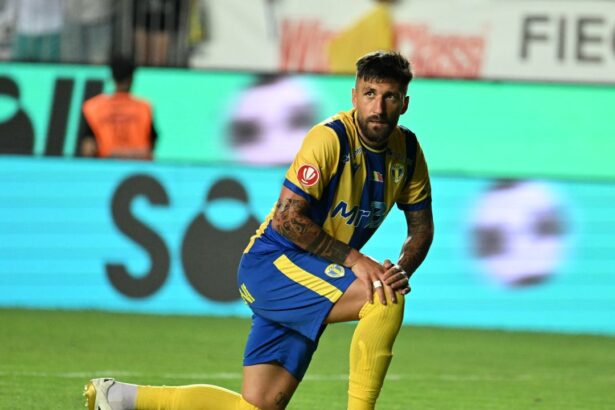 de pe tunel ma iau paul papp a rabufnit la finalul meciului cu u cluj suntem la fotbal manca v as gura voastra 6897bef0558b1