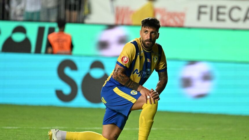de pe tunel ma iau paul papp a rabufnit la finalul meciului cu u cluj suntem la fotbal manca v as gura voastra 6897bef0558b1