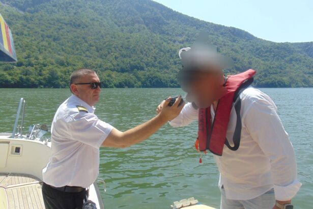 foto anr amenzi de un sfert de milion de lei in urma controalelor pe apa alcool lipsa actelor si vestelor de salvare 689088f78ce4f